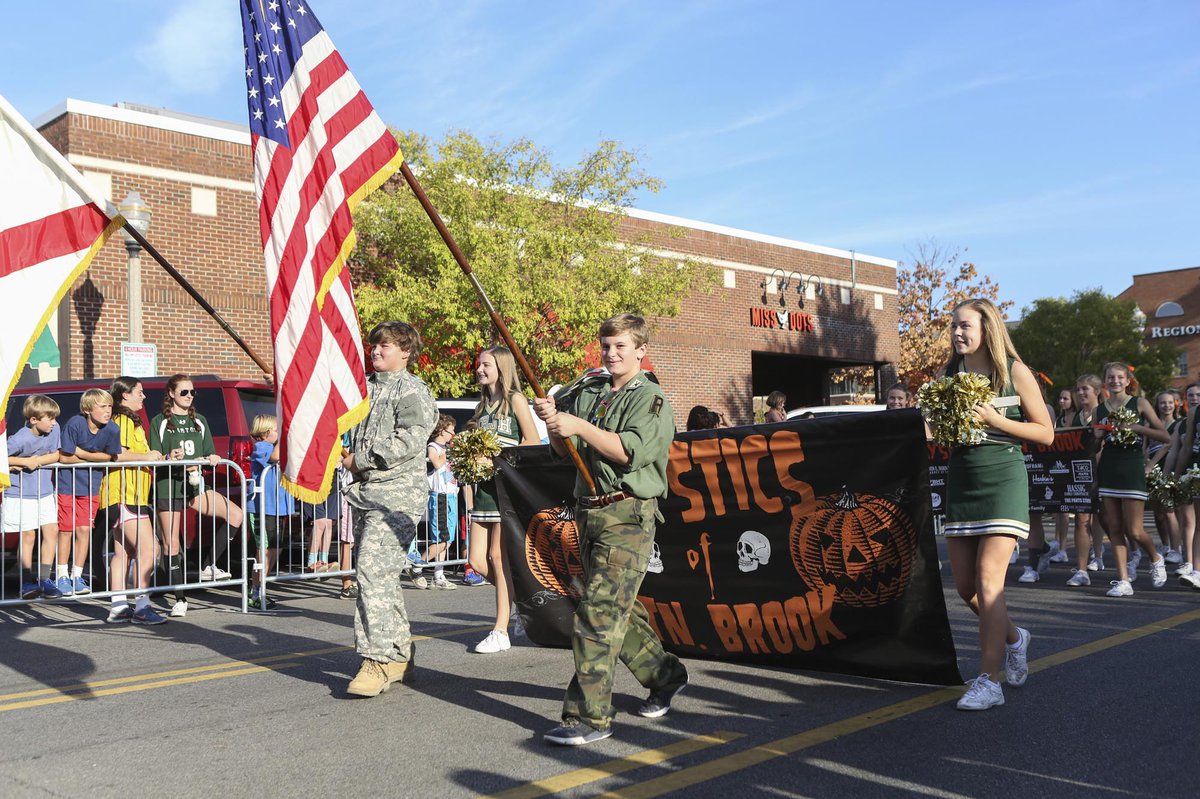 Crowd gathers in Crestline Village for Mystics of Mountain Brook parade